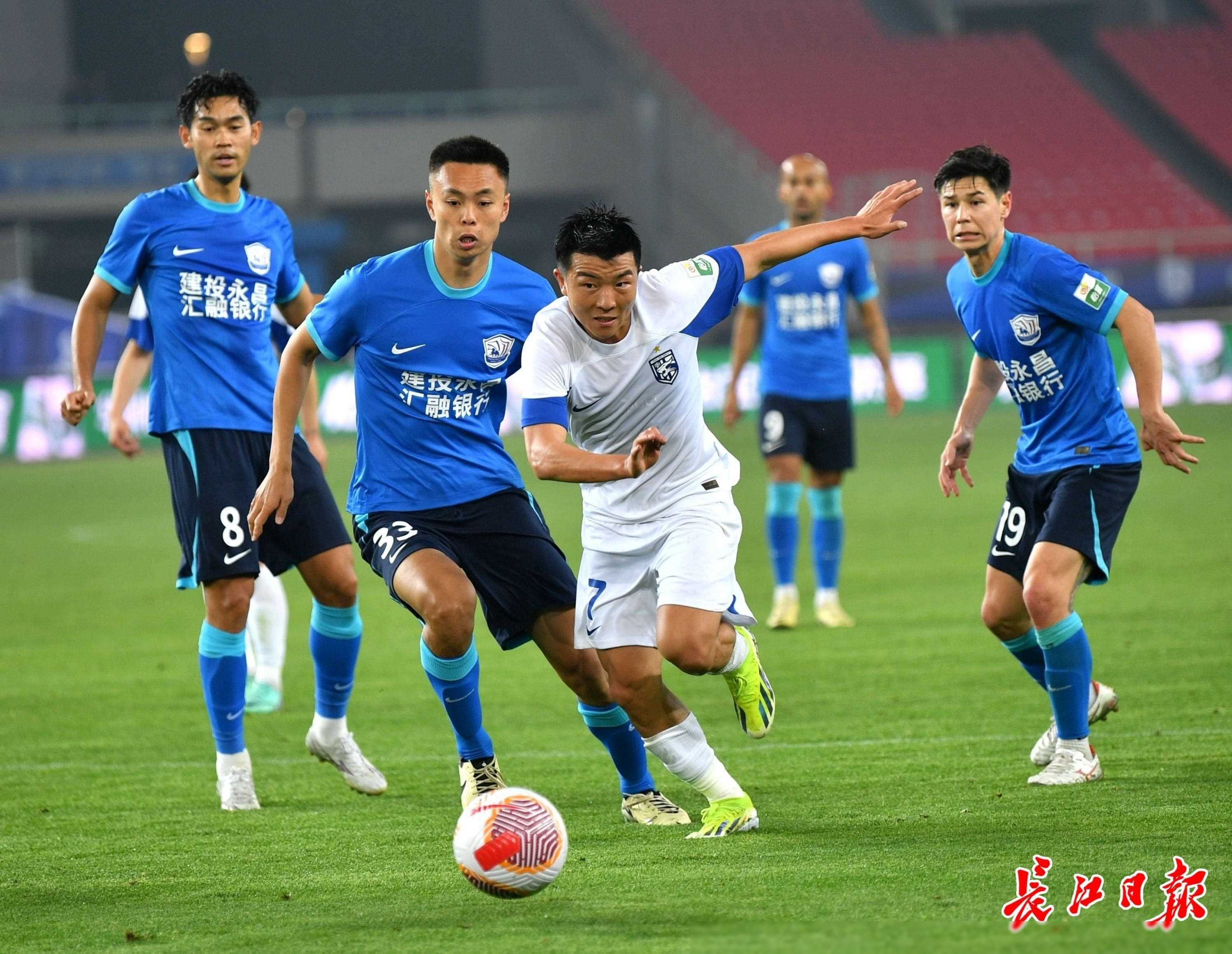 防线齐抢断控制局势取得胜利 防线齐抢断控制局势取得胜利