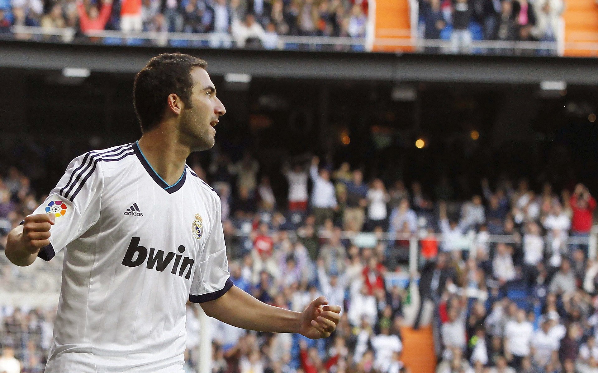 哈弗茨扛旗，红黑军团觉醒，AC米兰完胜塞维利亚背后的战术革命与领袖诞生